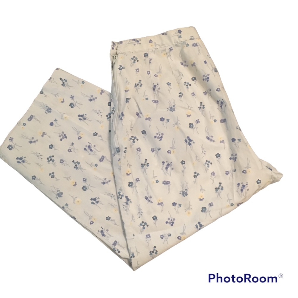 St. John’s Bay | Women’s Capri | Size 6 | Light Blue w/Floral Print